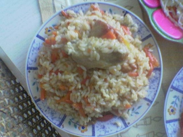 У нас сегодня на обед плов с курицеи и салаты к нему
