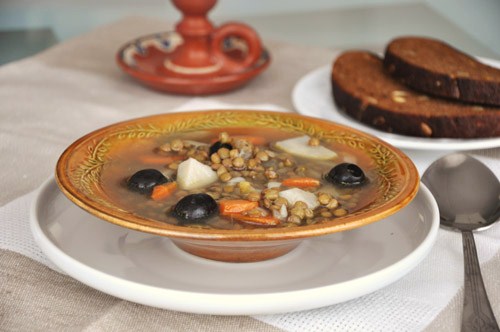 Чечевичный суп с маслинами