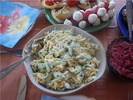 девочки отчет с дня рождения сына общий вид стола с салатами и закусками подробнее: салат "Министер... - 2