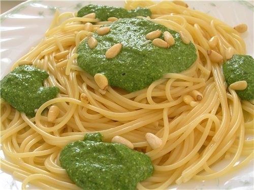 Спагетти с песто из шпината, пармезана и брынзы Канеллони с мясом под овощным соусом Спагетти с бак...