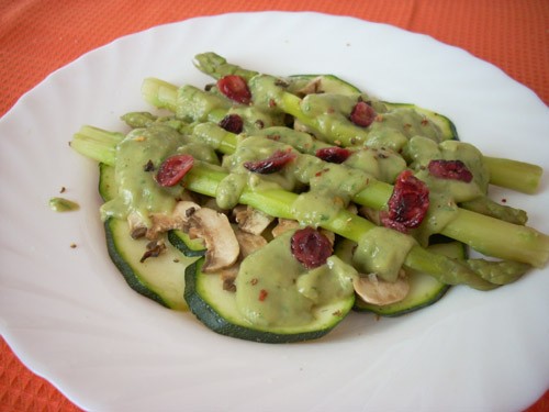 необычный салат, немного пресный- но вместо более яркого вкуса сырые шампиньоны и цуккини сохраняют...