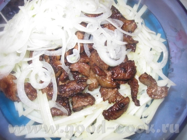 Пока лук и мясо маринуются, нарезаем картофель соломкой и опускаем его в кипящую подсоленную воду (... - 4