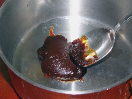 3. Тушить на медленном огне 1.5-2 часа или пока мясо не станет очень мягким. перед подачей нитку сн...