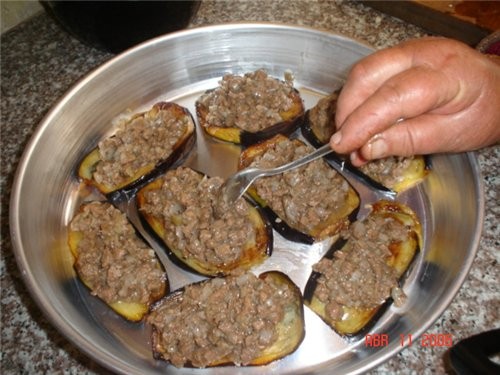 Вот так Тётя разложила мясо на баклажаны: вот рис ещё в кастрюле: А вчера ещё сделала баклажанною и...