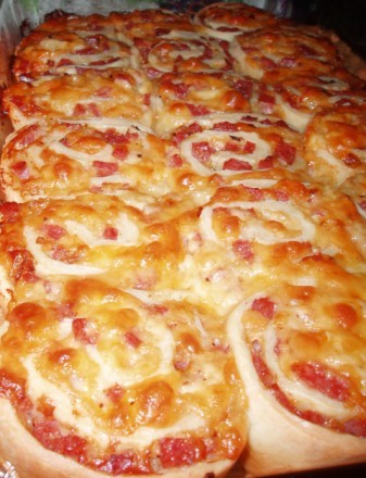 Пикантный Розовый Пирог фаршированый сыром и салями