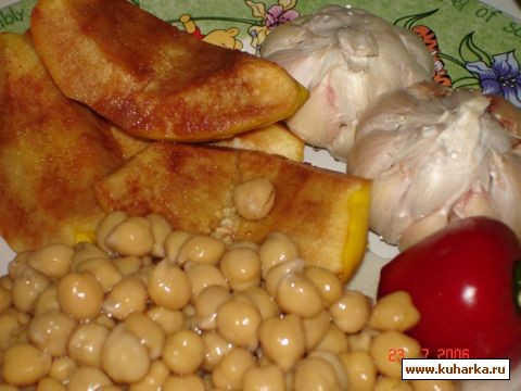 Затем добавить специи( зру помять руками), чеснок, перец, горох, айву