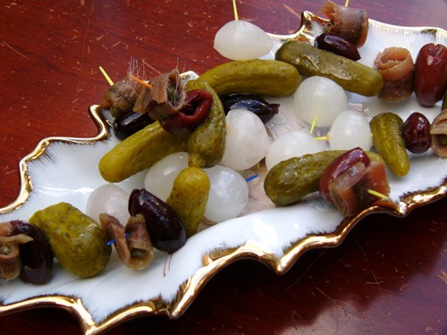 Закуска на шпажках из анчоусов, каперсов, маслин и маринованных огурчиков Понадобится по небольшой...