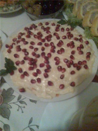 любимый салат мужа "Черепашка" Рецепт: слой варенной курицы обжаренные и измельченые грецкие орехи...