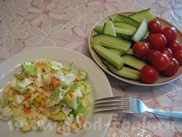 Лёгкий перекус - салат из крабовых палочек, яиц, кукурузы и айсберга
