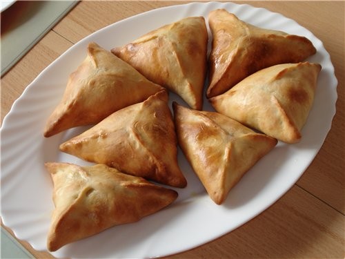 Девочки, вчера делала такие уголки с мясом и картошкой