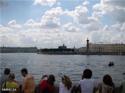 Это народ ждет парусную регату