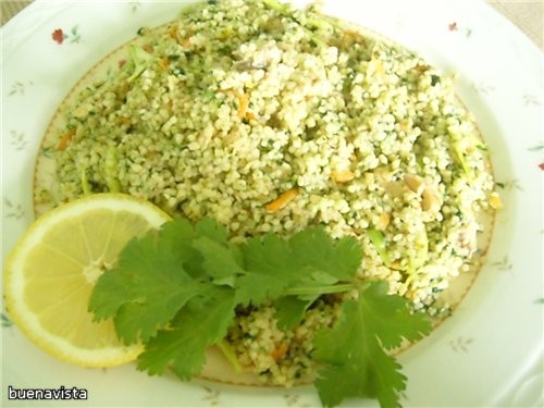 Салат из консервированного лосося с кус-кусом и овощами