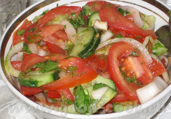 Помидорный салат Курица тушеная с добавлением вина Кускус (ужасная фотография)