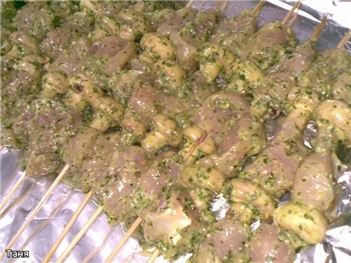 Шашлычки из куринных грудок в зеленом соусе