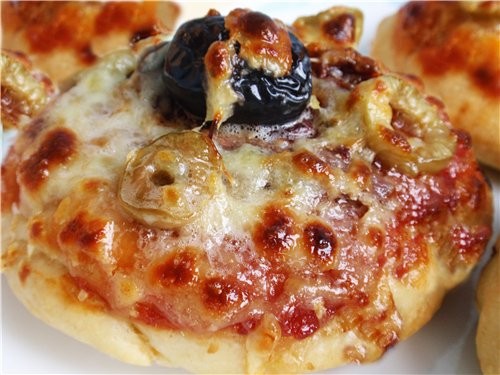 ПИЦЦЕТЫ С РАЗНЫМИ НАЧИНКАМИ Из половины порции Холодного дрожжевого теста можно сделать 9 -10 пицце...