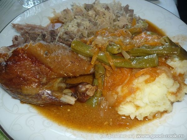 на горячее была фаршированная кислой капусткой с вареными потрошками утка, я ее запекаю в духовке 3 часа- мясо тает во р... - 3