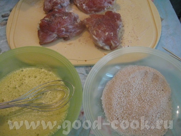 На этом этапе можно немного (если необходимо) подсолить и поперчить мясо
