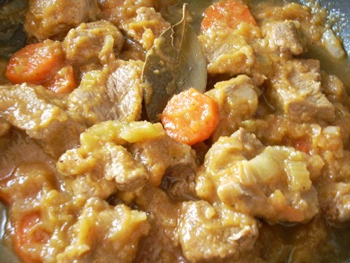 Мясо, тушёное в кабачковой икре с овощами