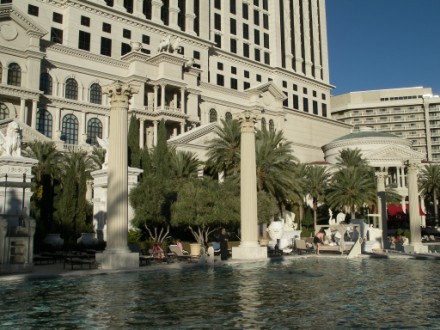 Один из самых красивых отелей в Вегасе, на мой взгляд, безусовно Ceasar palace Он протягивается на... - 4