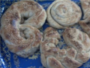на днях пекла вот такие Куорасаны,Маленькие рулетики,и булочки слоёные тесто делала так из 1 кг мук... - 3