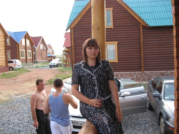 Потом мы ездили на озера Хакассии Вдоль дороги там расположено множество курганов, Михаил их рисова... - 4