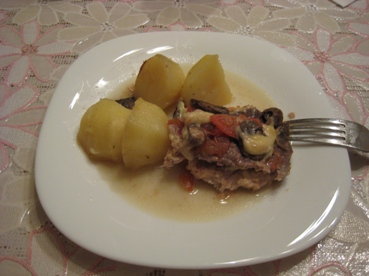 Слоёное мясо Нам потребуется филе курицы, говядина, сыр, помидоры, яйцо, лук и горчица Форму чуть с... - 10