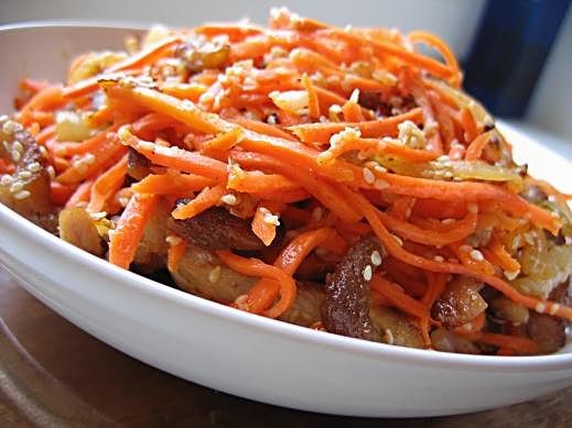 салат из моркови со свининой