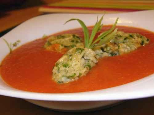 Томатный суп с кнедликами (Soupe а la tomate et quenelles au basilic) Для кнедликов: 1 пучок базили...