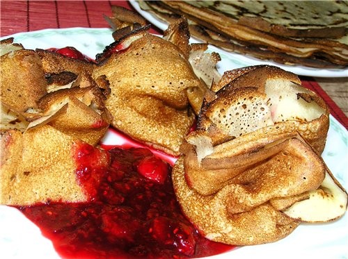Блинчики с маскарпоне и ягодным соусом