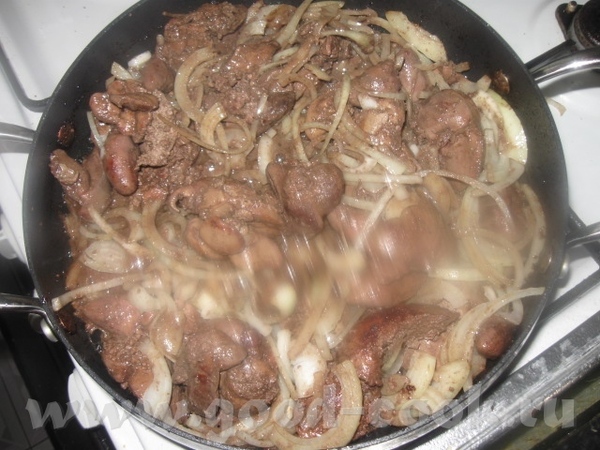 Разогреваем сотейник (сковороду), добавляем подсолнечное масло и обжариваем на сильном огне печень - 2