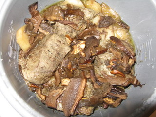 Мясо с картофелем и белыми грибами 5 картофелин, 4 кусочка вырезки ( филе-миньон), 50 гр сушеных бе...