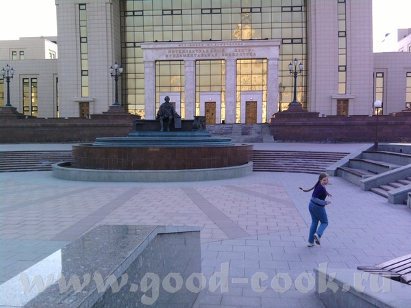 Эта громадина - библиотека МГУ: Это - одно из её крыльев: Это моё дитятко носится по каменному амфи... - 3