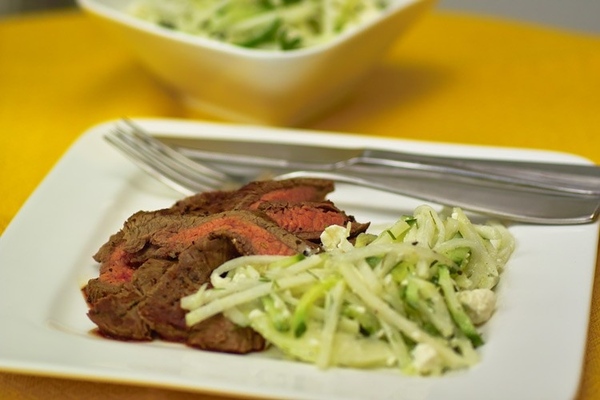 Flank Steak с огуречным салатом