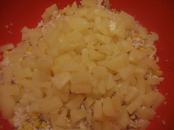 К мясу с кукурузой добавляем ананасы и мелко нарезанный лук