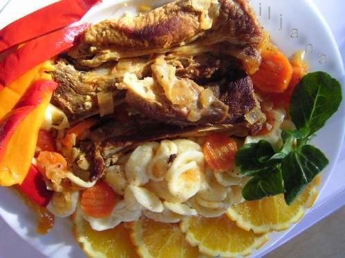 Свиные рёбрышки, тушеные в апельсинах