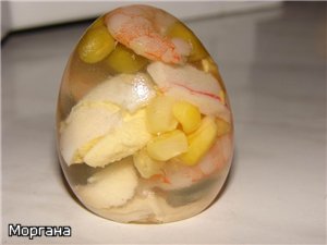 Юль, яйца из бульона, креветок, немного горошка, кукурузы и крабового типа мяса, перепелиного яйца)...