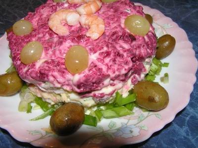 Салат с креветками , кальмарами, фруктами и овощами