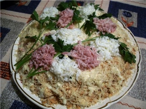 Салат Крекерный Крекеры банка консервы (я брала сайру в масле) зеленый лук, укроп яйца вареные сыр... - 2
