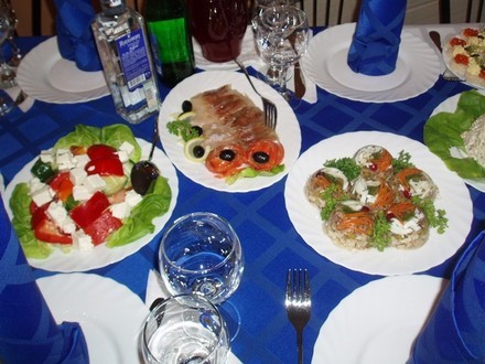 Мясная нарезка, и Столичный (муж у меня без Оливье не понял бы) )) Заливное ассорти, малосольная ры... - 2