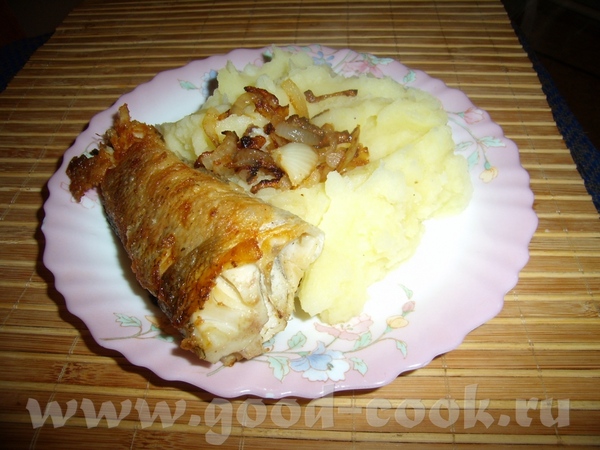 Картофель пюре с жареной рыбкой натотения с луком