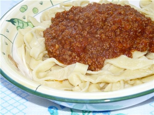 Домашняя лапша с томатным соусом