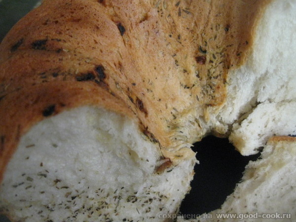Таким способом можно приготовить сладкий хлеб из сдобного теста, смазывая слои сливочным (или растительным) маслом, пос...