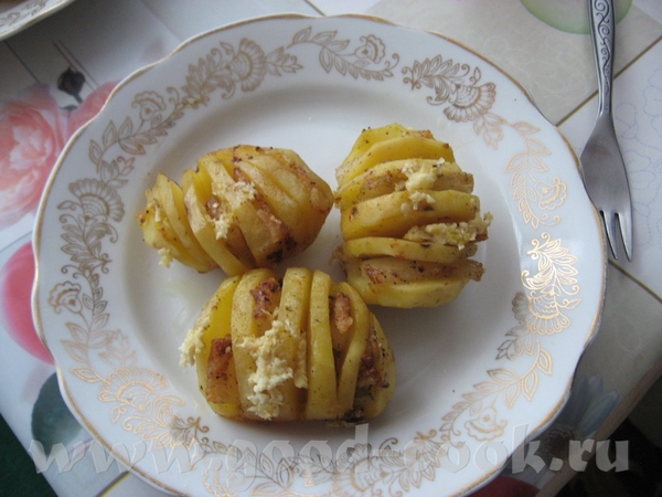 картофель порезать, соль+перец, и в разрезы вставить сало