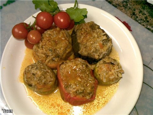 Фаршированные овощи 150 г куринного фарша 150 г индюшинного фарша 150 г говяжьего фарша 1 луковица...