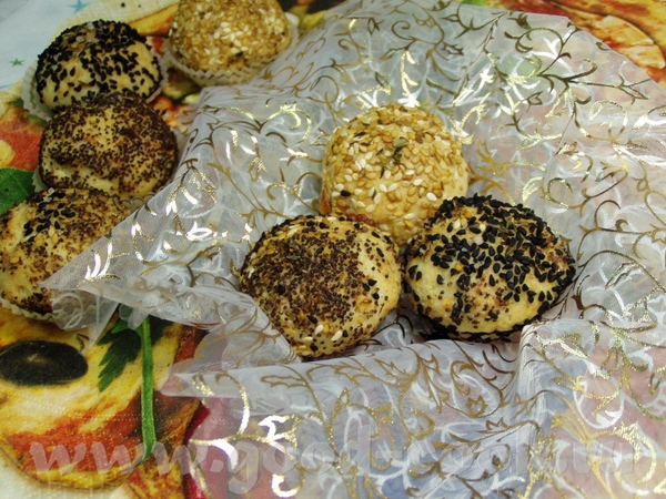 Соленые шарикии с моцареллой и перцем Фокачча с колбасой и овощами