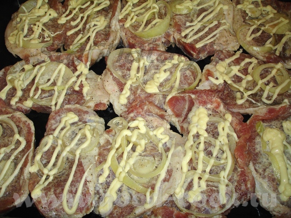 Салат с крабовыми палочками Овощной салатик Фаршированые перцы Мяско маринованое в майонезе Свинная... - 4