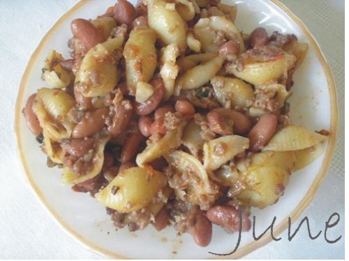 Макароны под соусом из фасоли и рубленого мяса На 4 порции: 2 луковицы, 2 зубчика чеснока, 2 стол