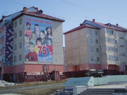 Из-за того что у нас вечная мерзлота, дома строят на сваях и не выше 5этажных Около памятника павши... - 2