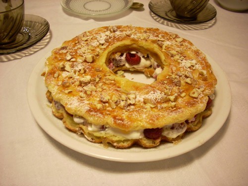 Крендель с начинкой Paris- Brest Итальянский орехово-шоколадный торт Ёлочка из профитролей с малино...