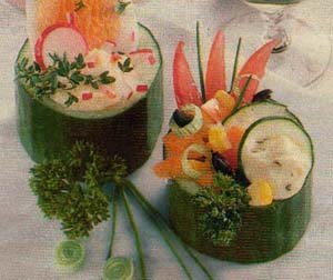 Корзиночки из огурца с овощами